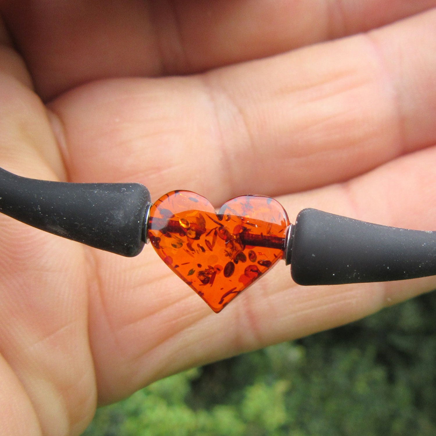 Einzelstück: Kautschukarmband mit Herz aus Bernstein