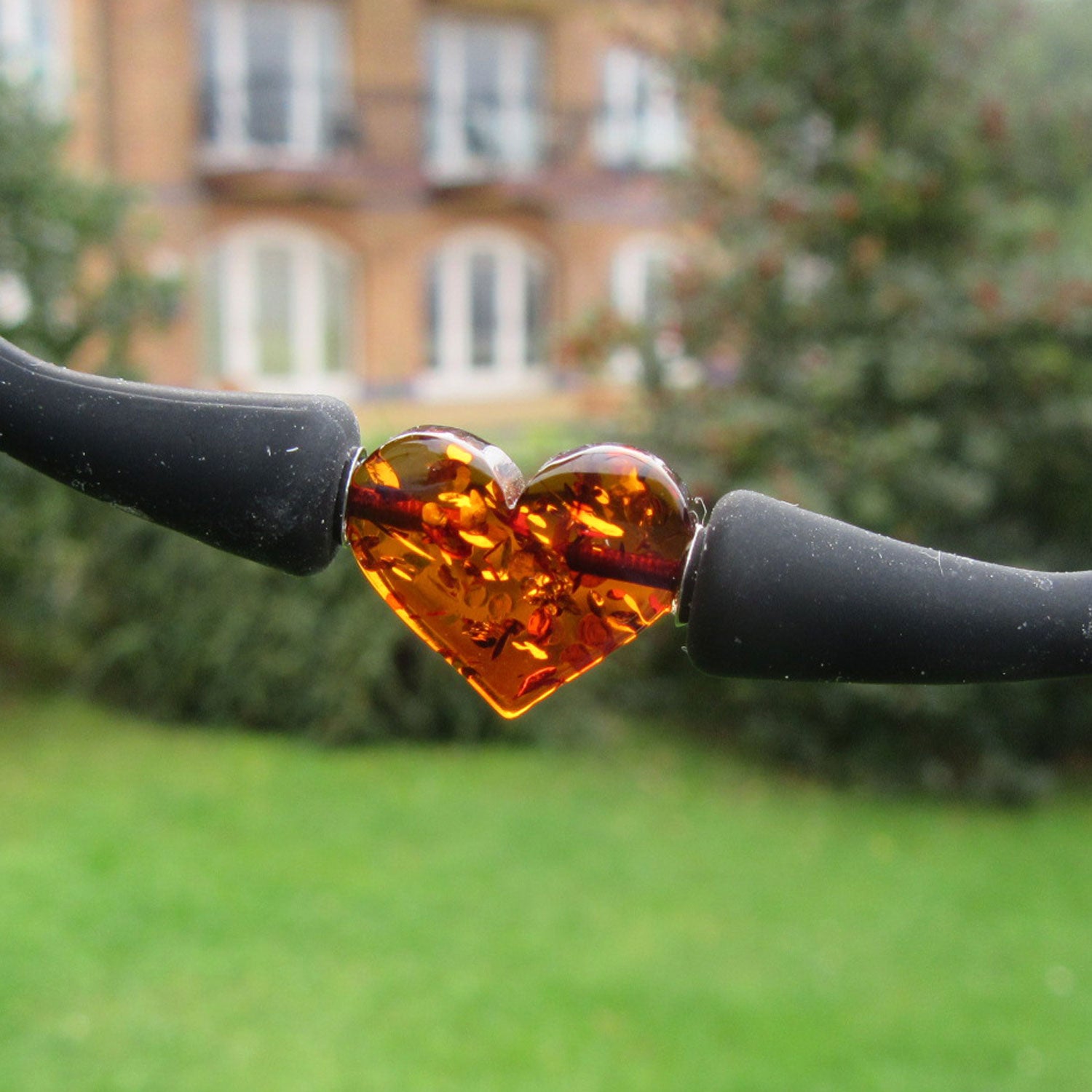 Einzelstück: Kautschukarmband mit Herz aus Bernstein