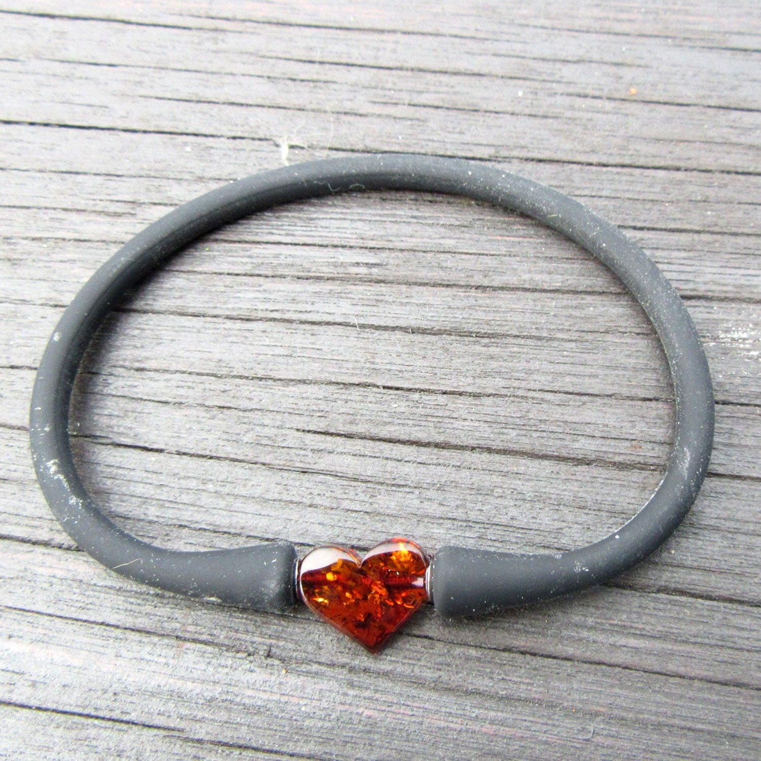 Einzelstück: Kautschukarmband mit Herz aus Bernstein