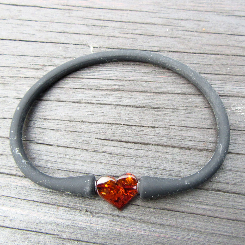 Einzelstück: Kautschukarmband mit Herz aus Bernstein