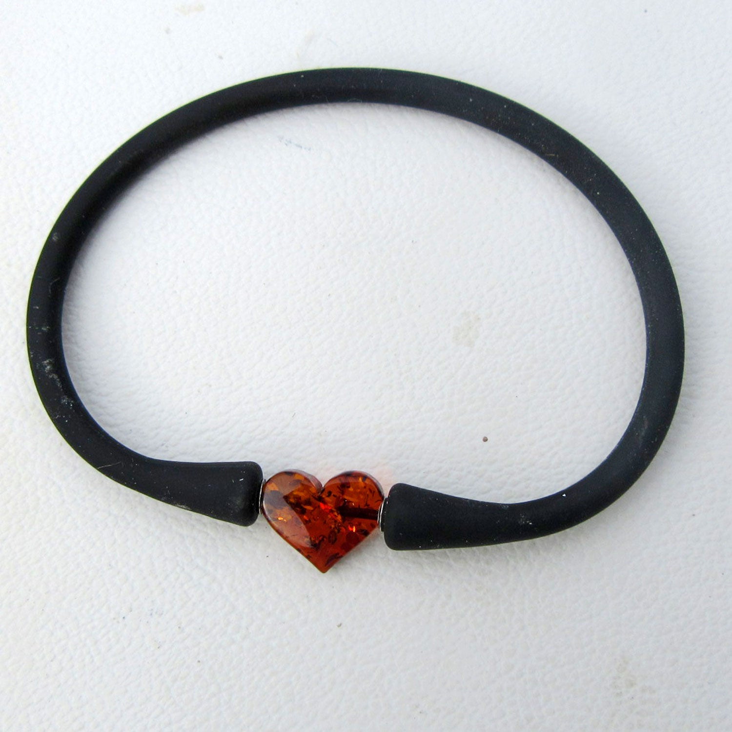 Einzelstück: Kautschukarmband mit Herz aus Bernstein