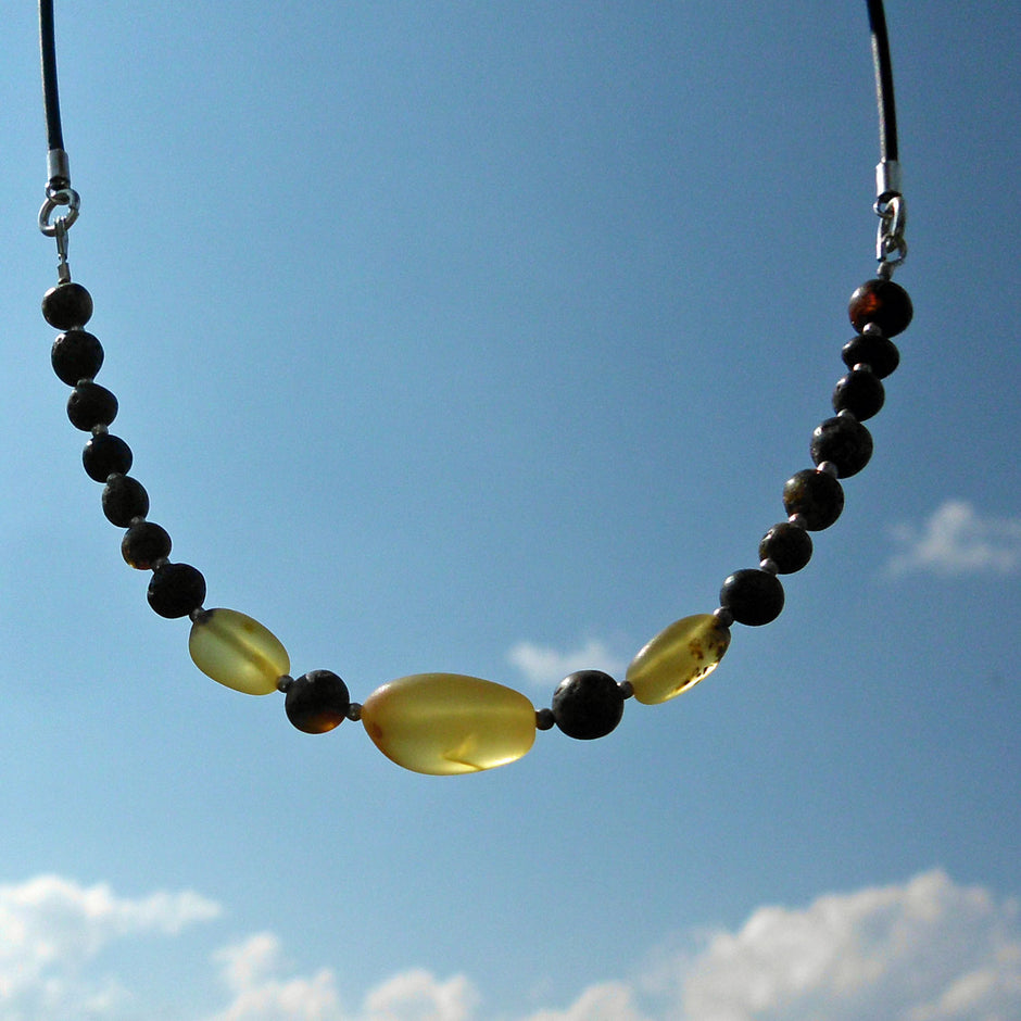 Einzigartiges Kautschukcollier mit Bernstein und Silber