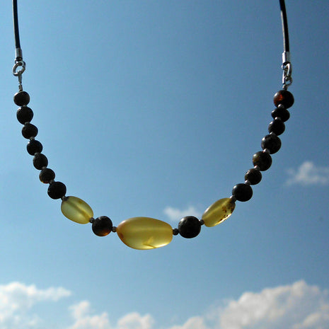 Einzigartiges Kautschukcollier mit Bernstein und Silber