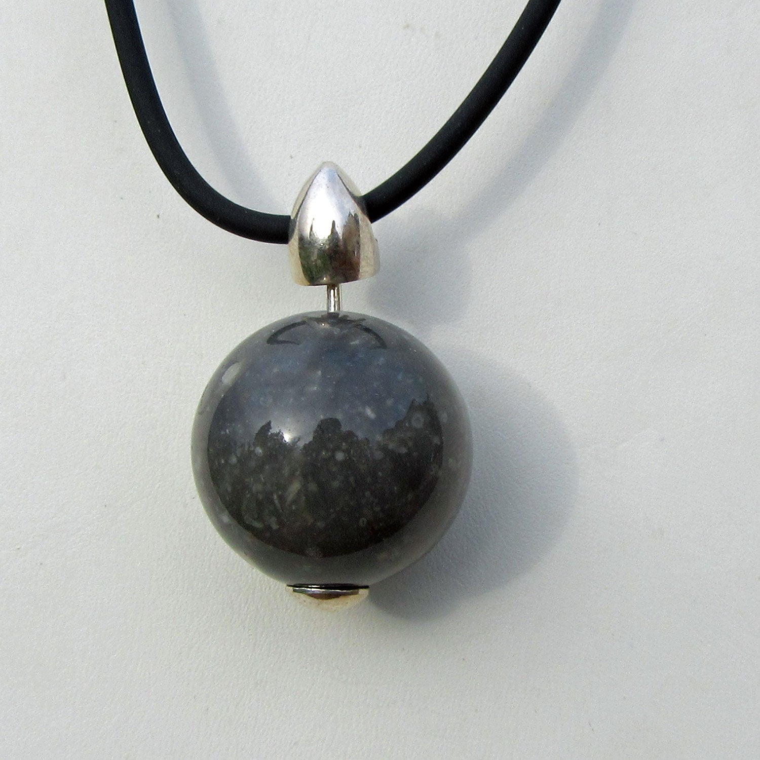 Einzelstück: Polierte Feuersteinperle mit Wechselanhänger