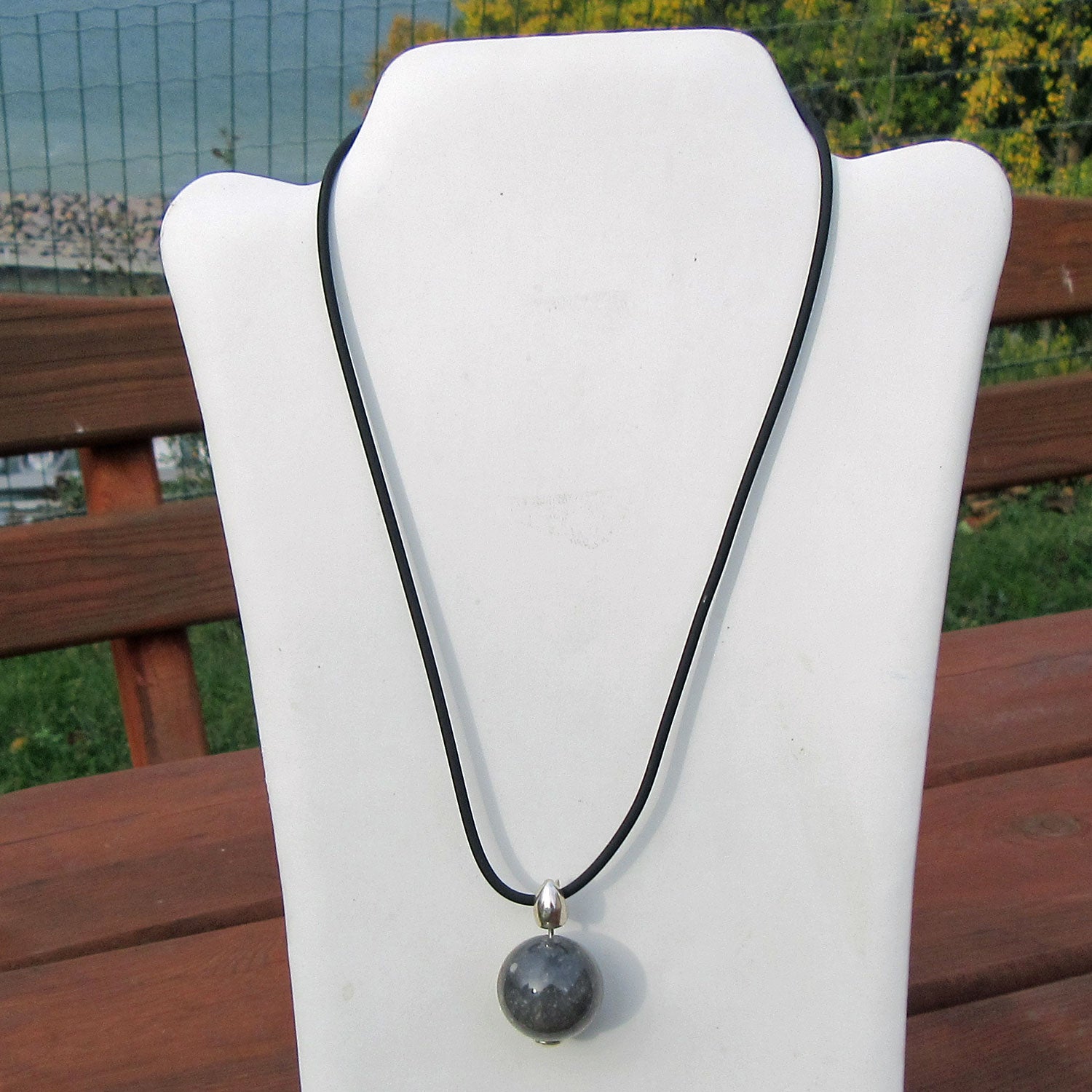 Einzelstück: Polierte Feuersteinperle mit Wechselanhänger