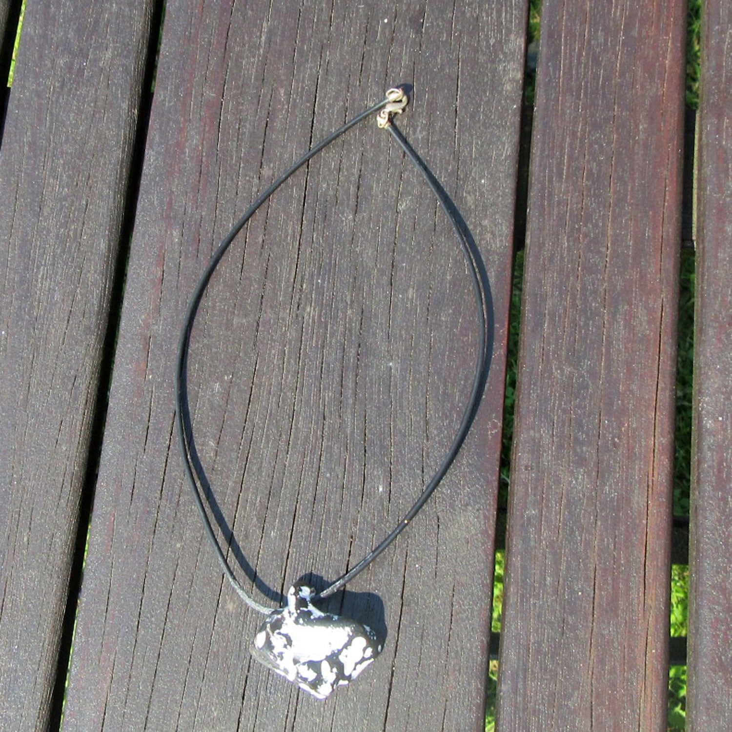 Collier mit poliertem Hühnergott – Unikat von der Ostsee-Insel
