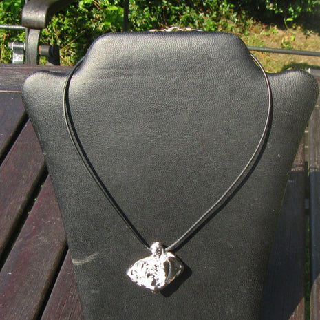 Collier mit poliertem Hühnergott – Unikat von der Ostsee-Insel