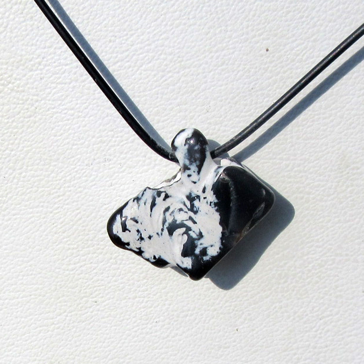 Collier mit poliertem Hühnergott – Unikat von der Ostsee-Insel