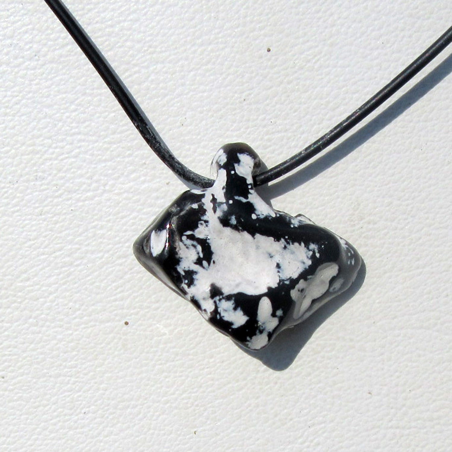 Collier mit poliertem Hühnergott – Unikat von der Ostsee-Insel