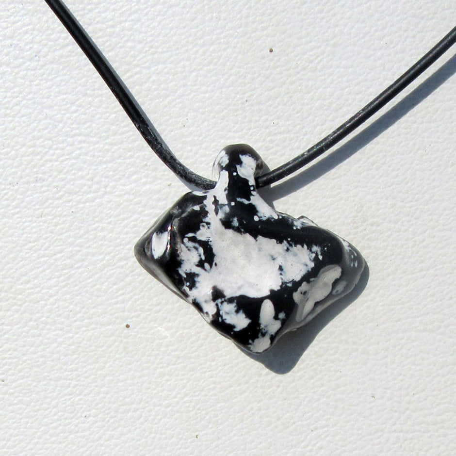 Collier mit poliertem Hühnergott – Unikat von der Ostsee-Insel