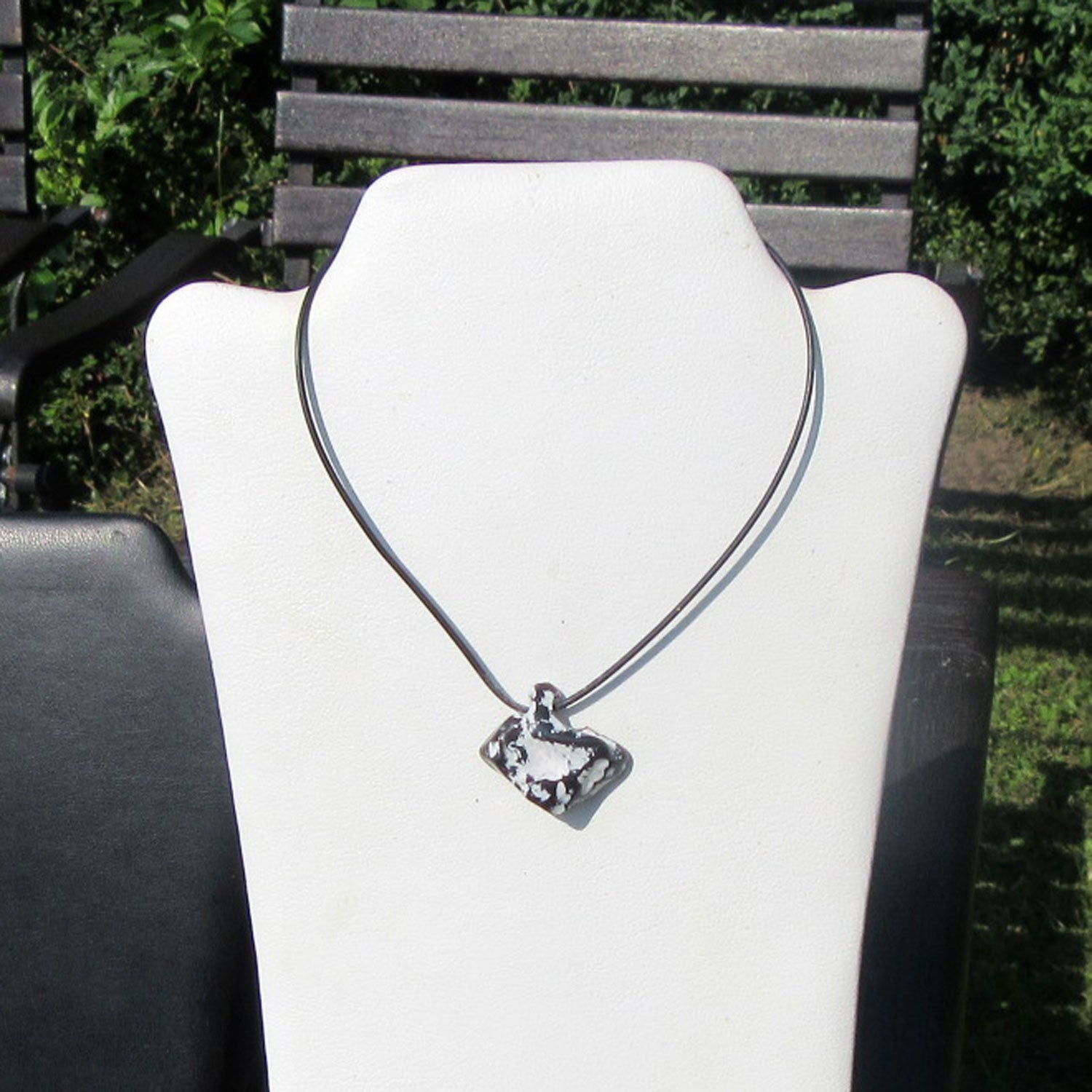 Collier mit poliertem Hühnergott – Unikat von der Ostsee-Insel