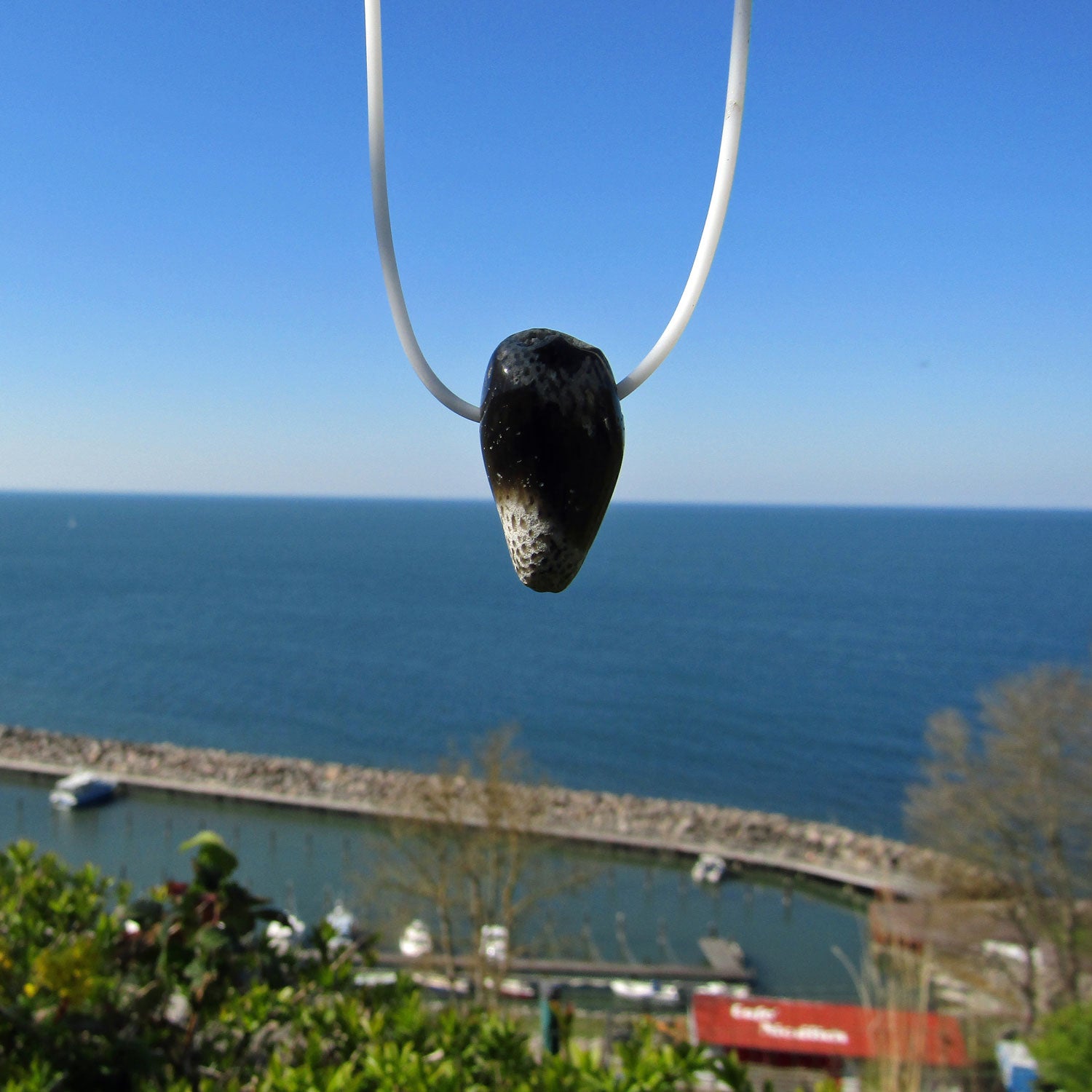 Weißes Kautschukcollier mit Hühnergott, Unikat