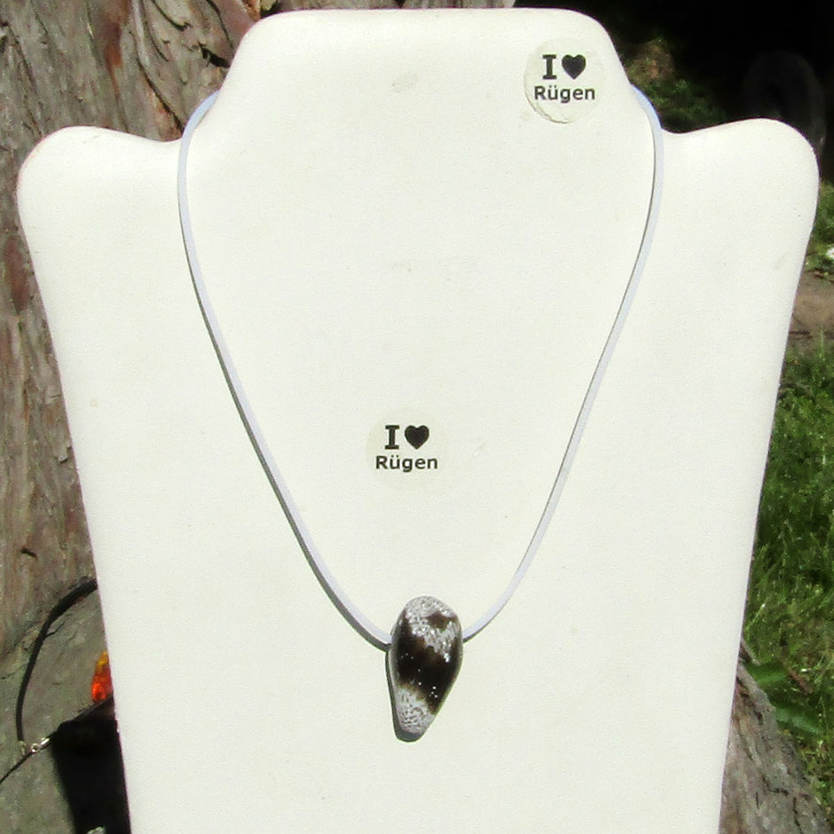 Weißes Kautschukcollier mit Hühnergott, Unikat