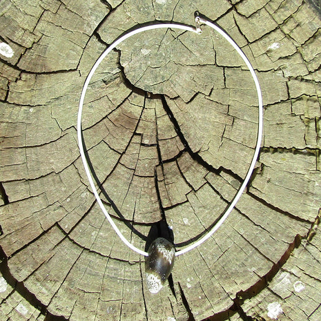 Weißes Kautschukcollier mit Hühnergott, Unikat