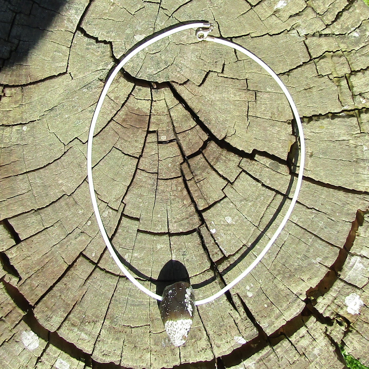 Weißes Kautschukcollier mit Hühnergott, Unikat