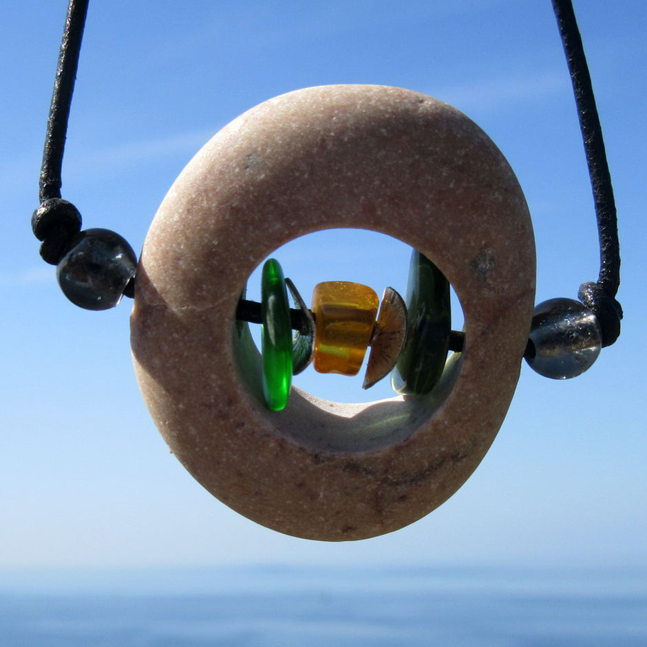 Kleiner Kiesel mit Bernstein und Seeglas von Rügen