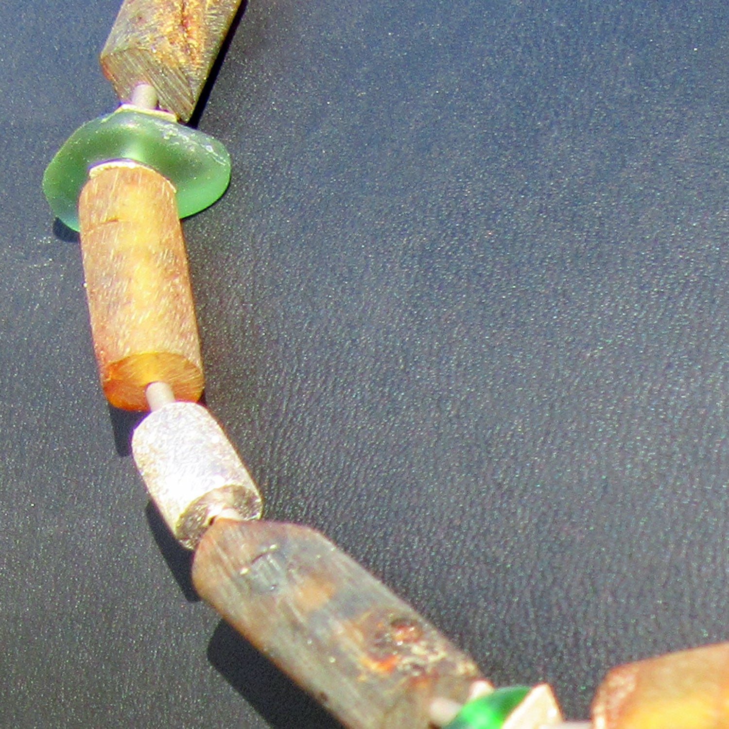Schickes Collier aus Bernstein, Silber und grünem Seeglas
