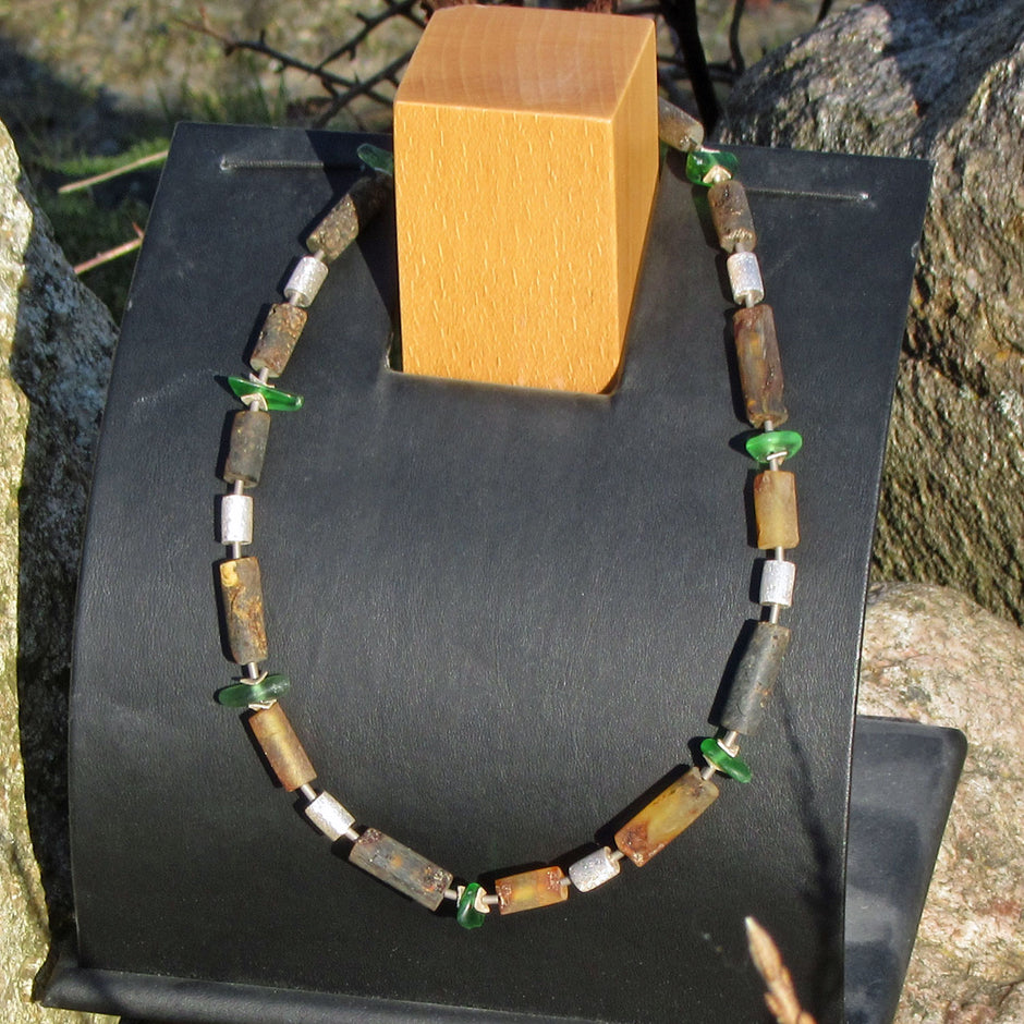 Schickes Collier aus Bernstein, Silber und grünem Seeglas