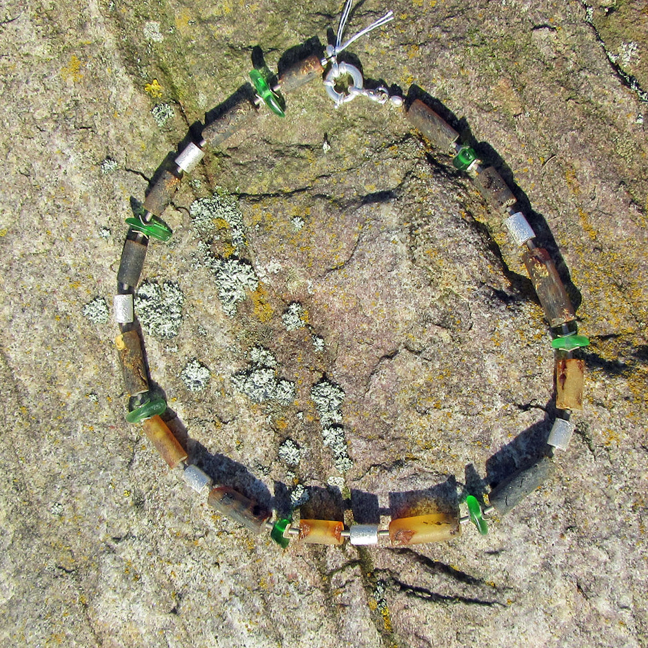 Schickes Collier aus Bernstein, Silber und grünem Seeglas