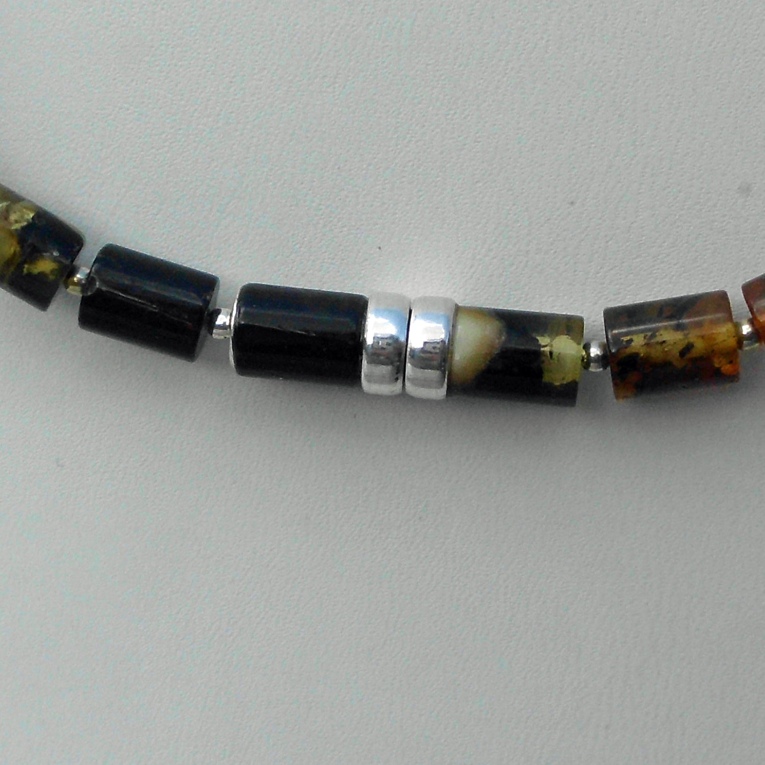 Elegantes Collier aus polierten Bernsteinwalzen und Silber