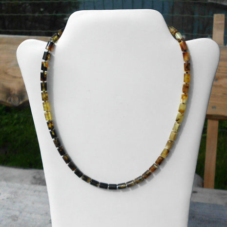 Elegantes Collier aus polierten Bernsteinwalzen und Silber
