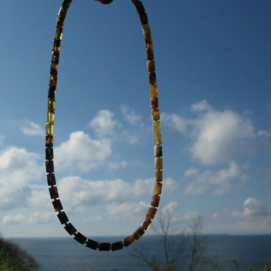 Elegantes Collier aus polierten Bernsteinwalzen und Silber