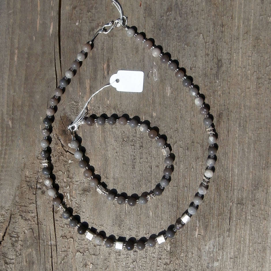 Einzigartiges Armband aus Feuerstein und Silberwürfeln