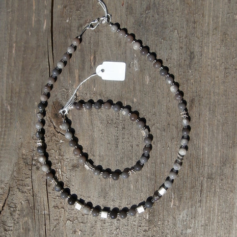Einzigartiges Armband aus Feuerstein und Silberwürfeln