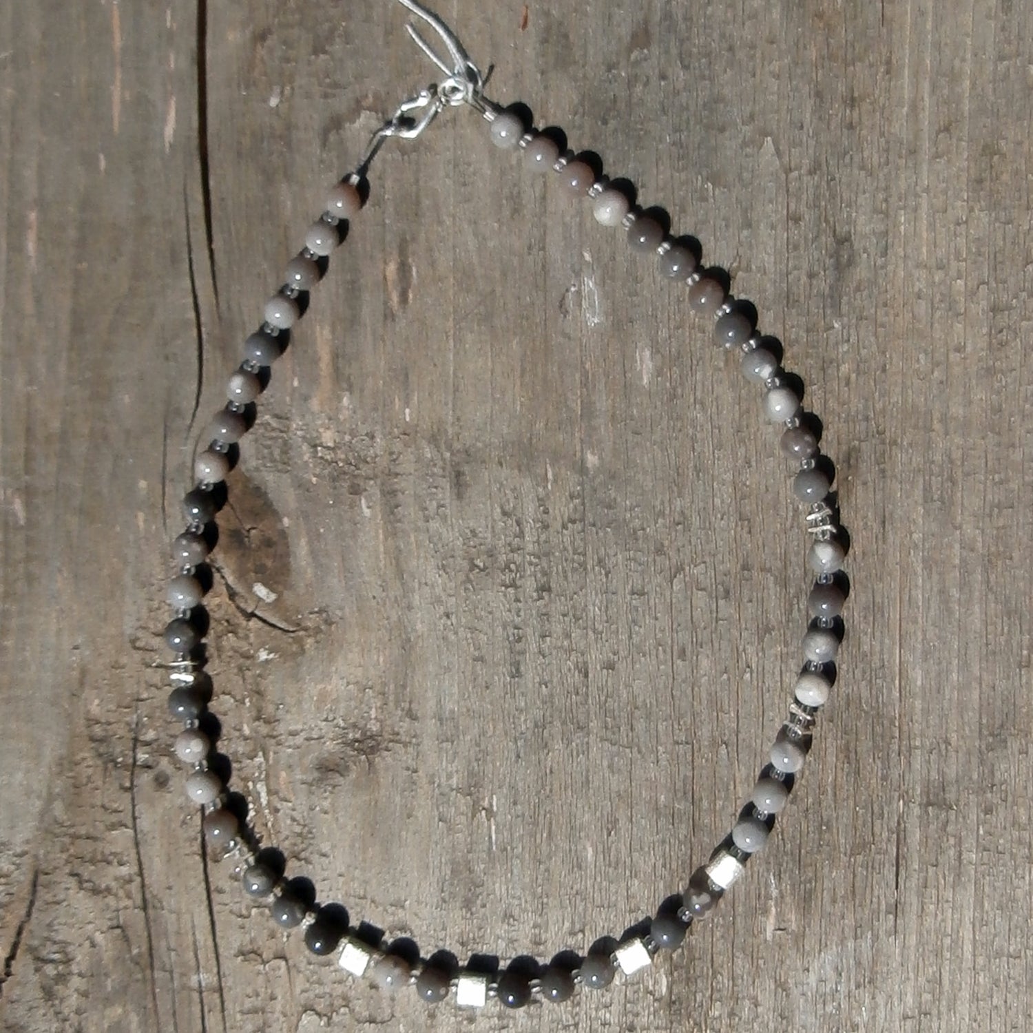Einzigartiges Armband aus Feuerstein und Silberwürfeln