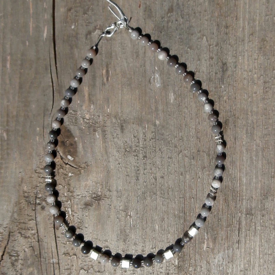 Einzigartiges Armband aus Feuerstein und Silberwürfeln
