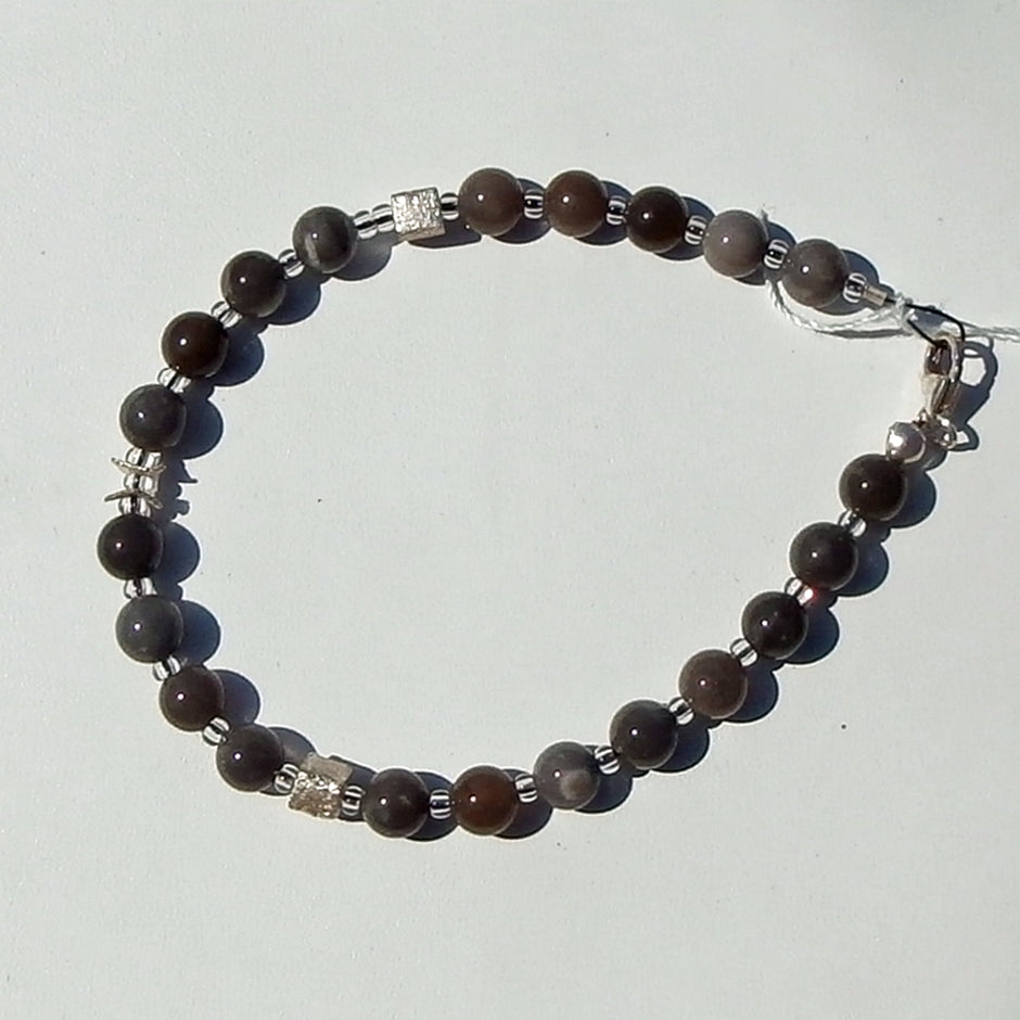 Einzigartiges Armband aus Feuerstein und Silberwürfeln