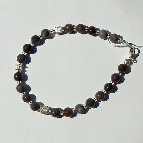 Einzigartiges Armband aus Feuerstein und Silberwürfeln