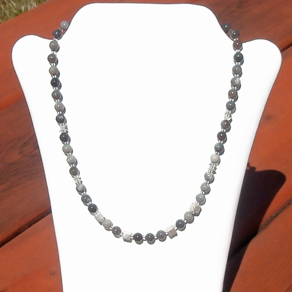 Einzigartiges Armband aus Feuerstein und Silberwürfeln