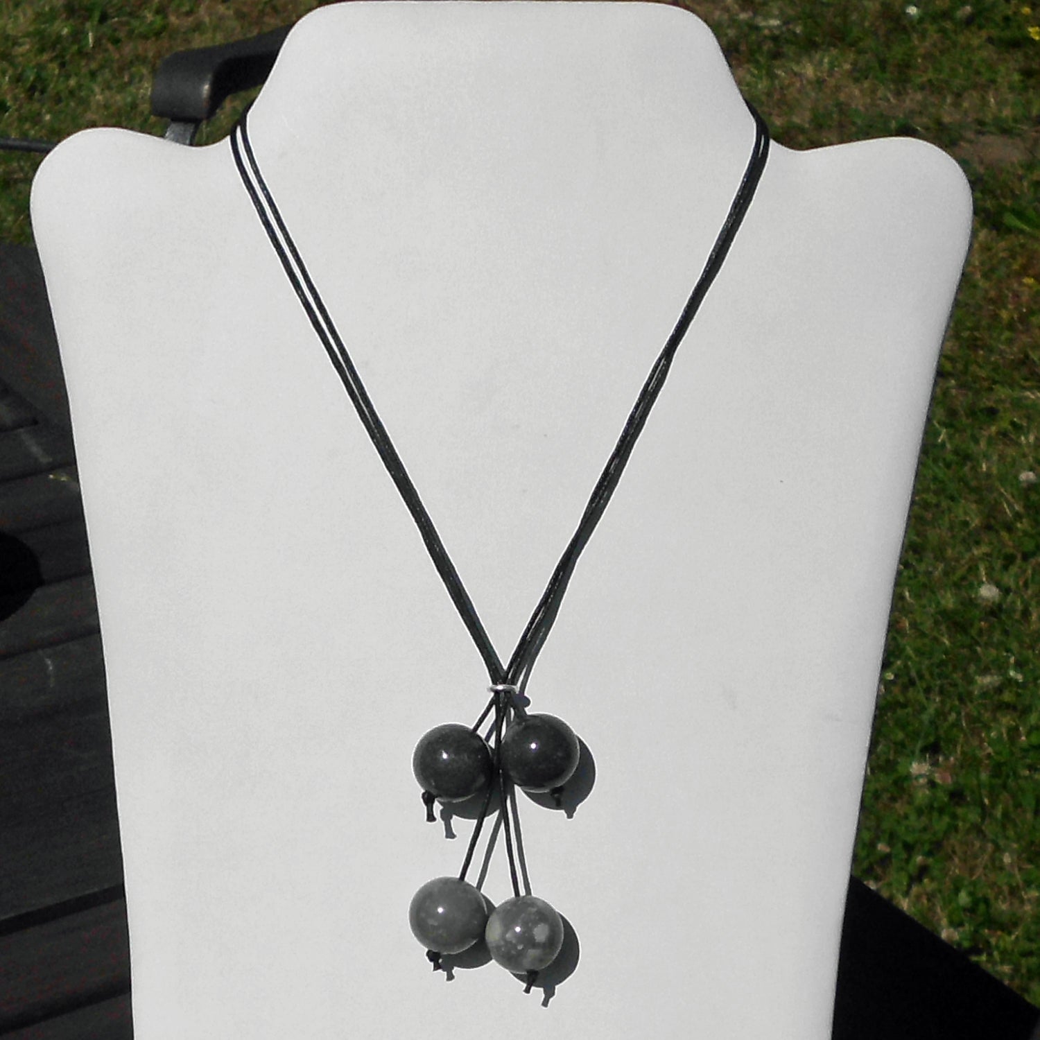 Kette mit 4 Feuersteinkugeln am Lederband, Unikat