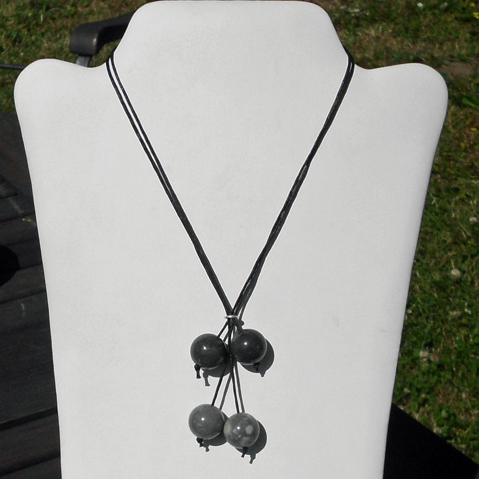 Kette mit 4 Feuersteinkugeln am Lederband, Unikat