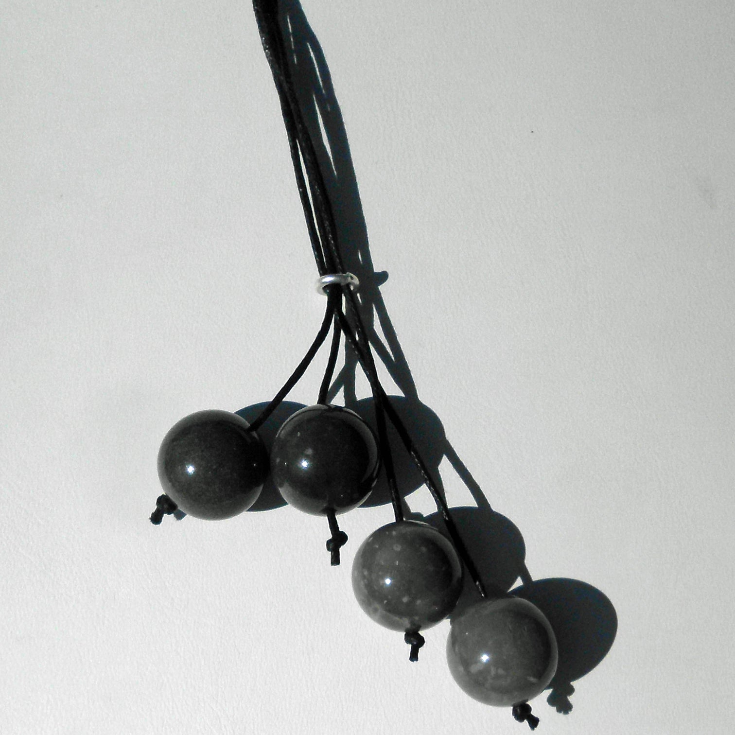 Kette mit 4 Feuersteinkugeln am Lederband, Unikat