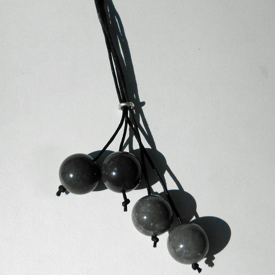 Kette mit 4 Feuersteinkugeln am Lederband, Unikat