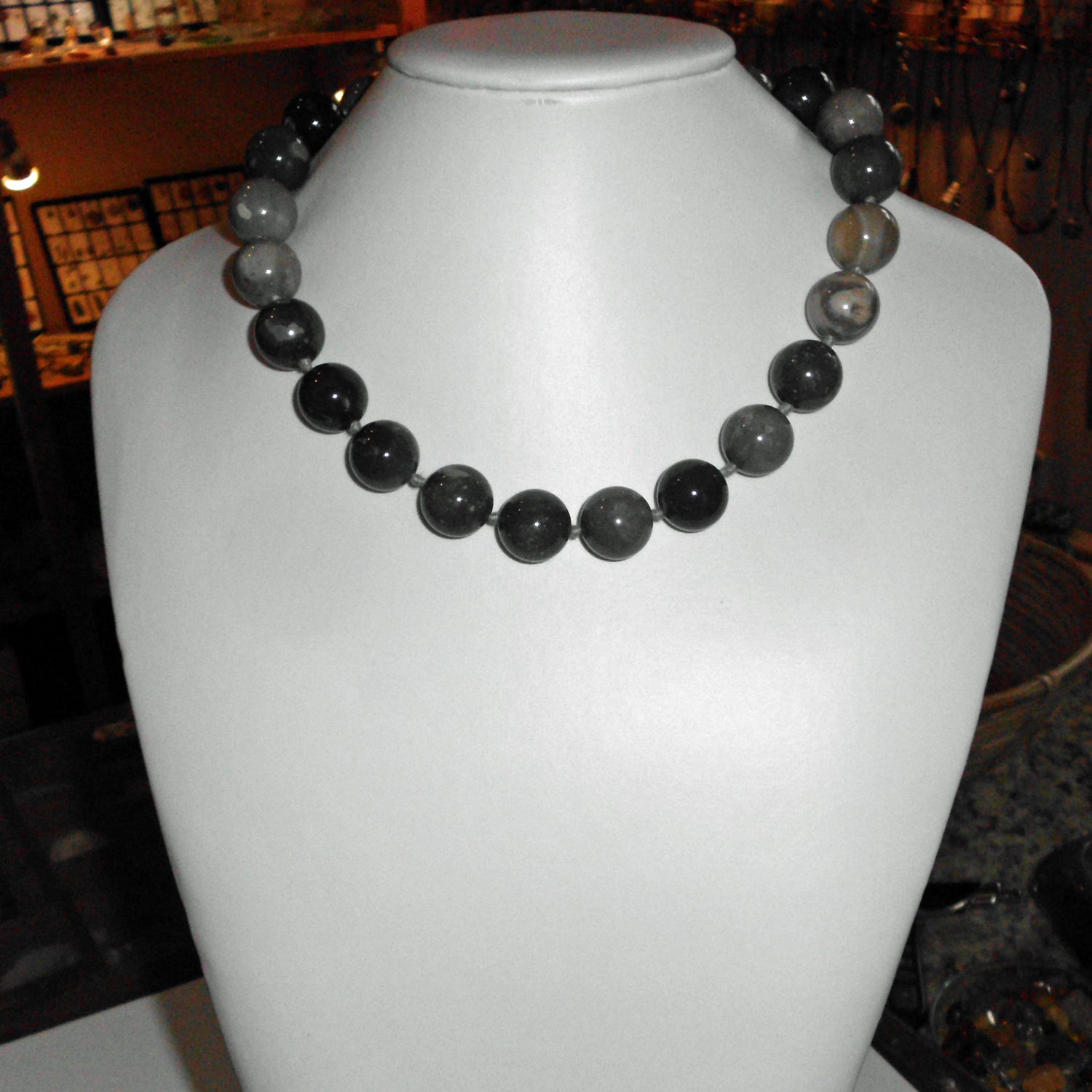 Elegante Kette aus großen Feuersteinperlen, Unikat