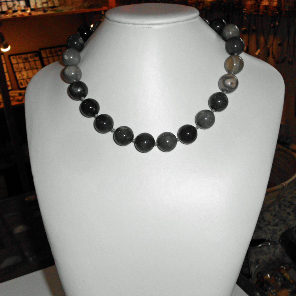 Elegante Kette aus großen Feuersteinperlen, Unikat