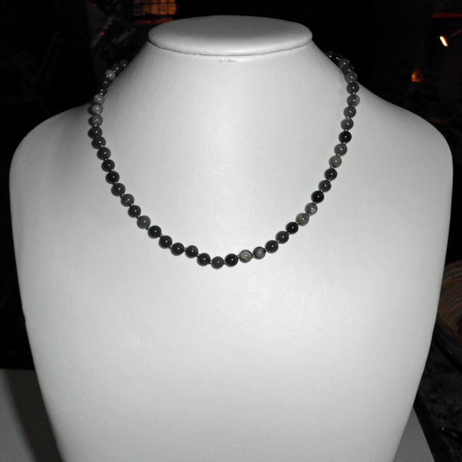Elegante Kette aus Feuersteinperlen, schwarz-grau, 43 cm