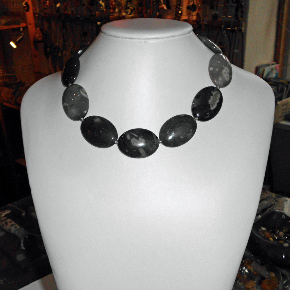 Kette aus großen linsenförmigen Feuersteinen, Unikat