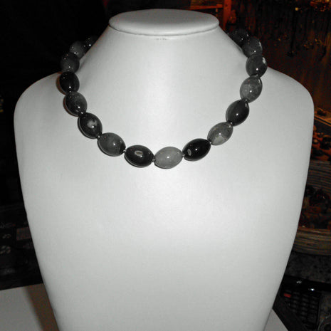 Kette aus olivenförmigen Feuersteinen, 43 cm