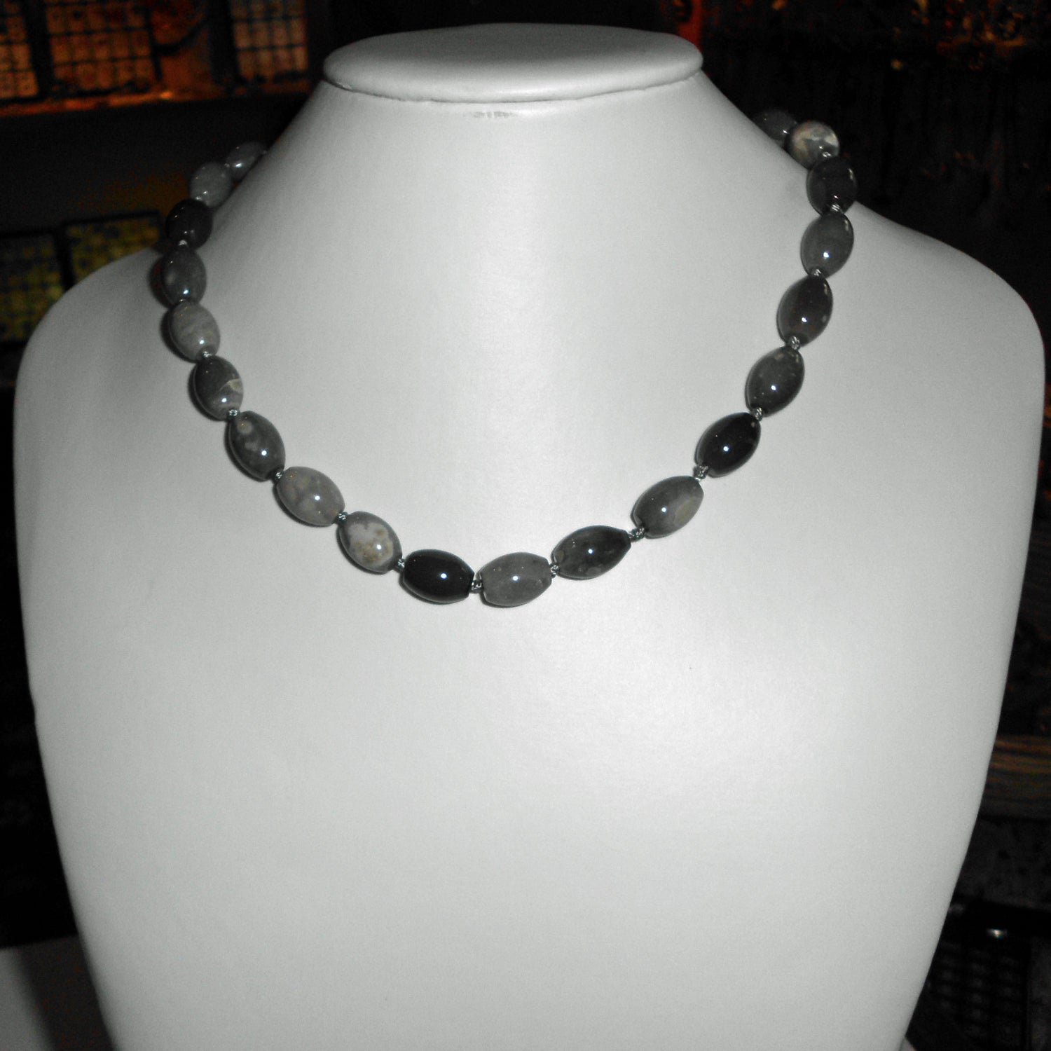 Kette aus olivenförmigen Feuersteinen von Rügen