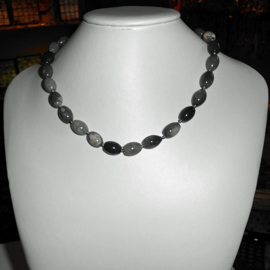 Kette aus olivenförmigen Feuersteinen von Rügen