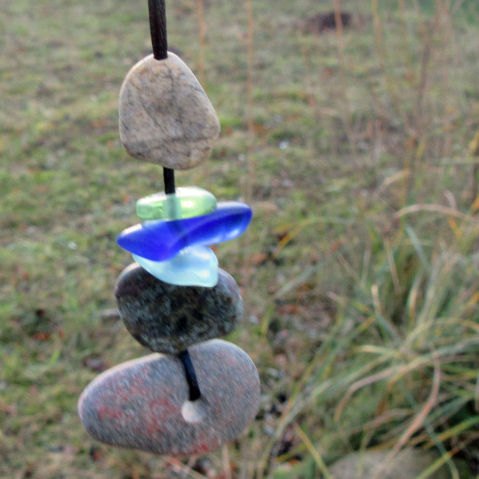 Kette aus Kieseln und Seeglas am Seidenband, Unikat