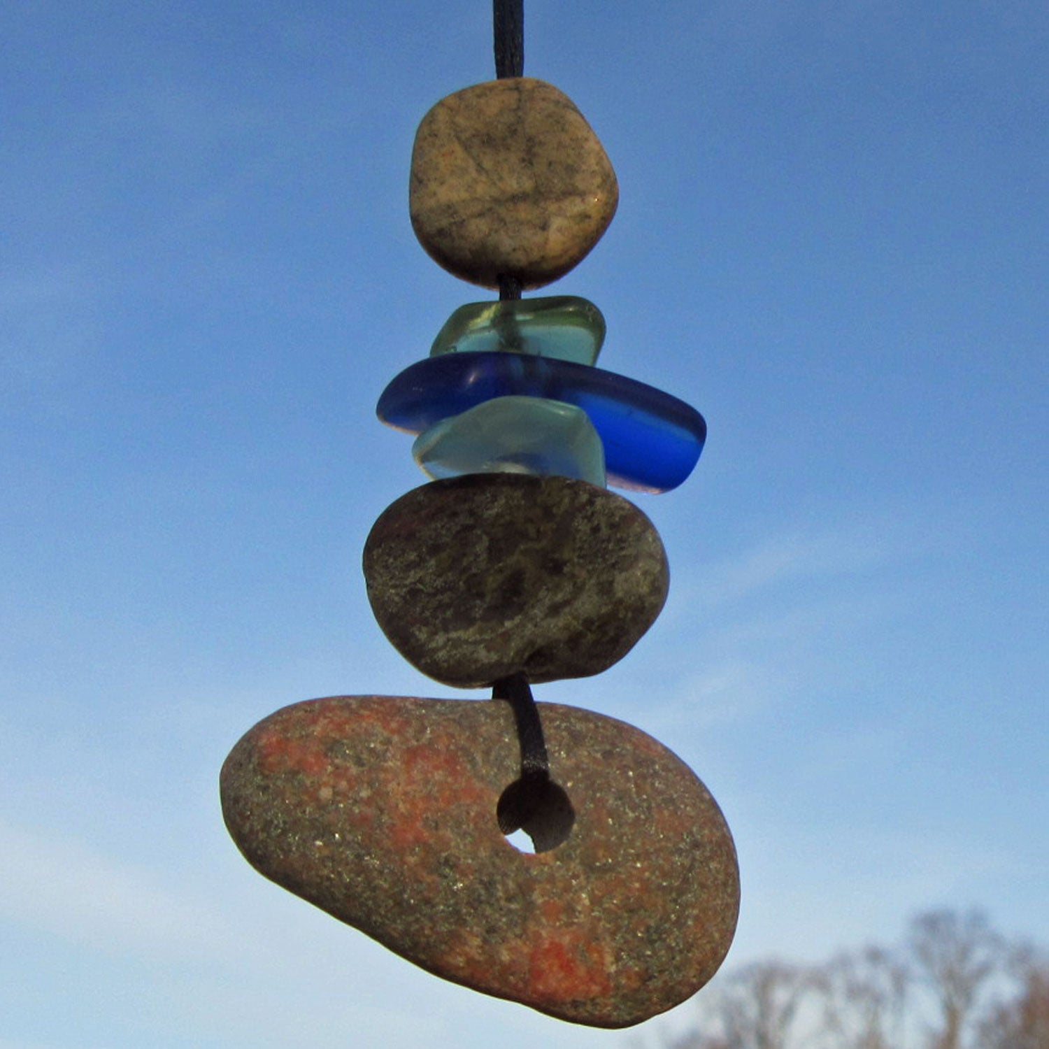 Kette aus Kieseln und Seeglas am Seidenband, Unikat