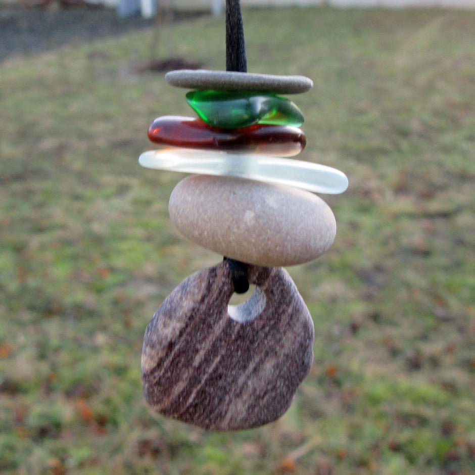 Kette aus unpolierten Kieseln und Seeglas, 85 cm