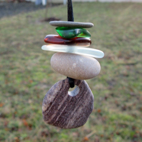 Kette aus unpolierten Kieseln und Seeglas, 85 cm