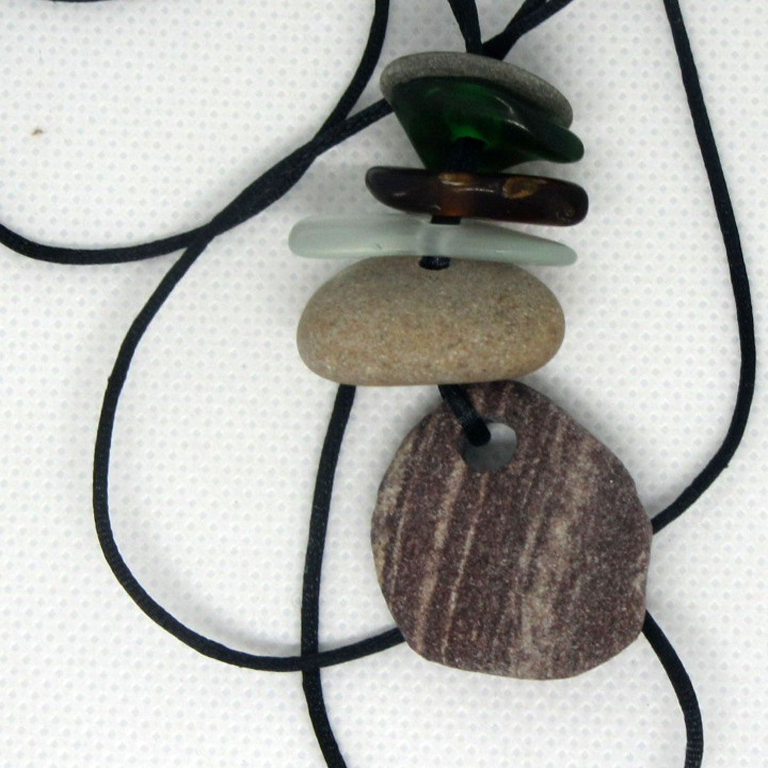 Kette aus unpolierten Kieseln und Seeglas, 85 cm