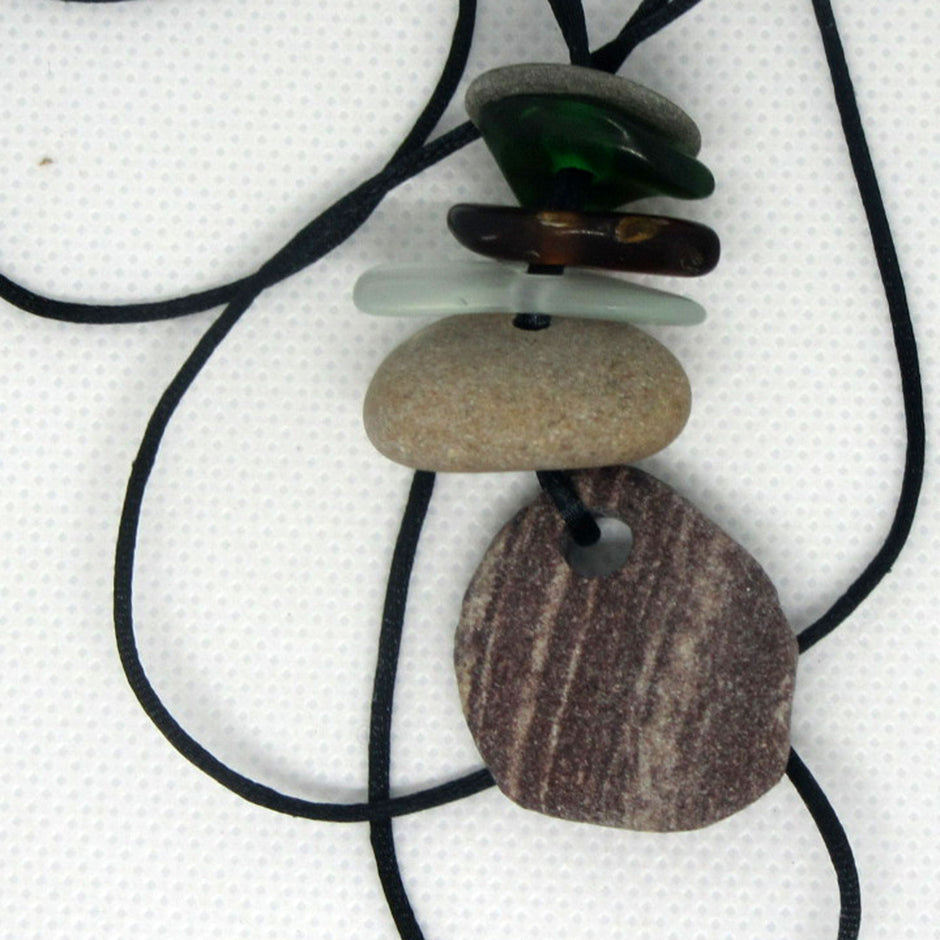 Kette aus unpolierten Kieseln und Seeglas, 85 cm